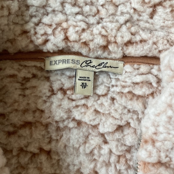 Express Pullover - Picture 2 of 4